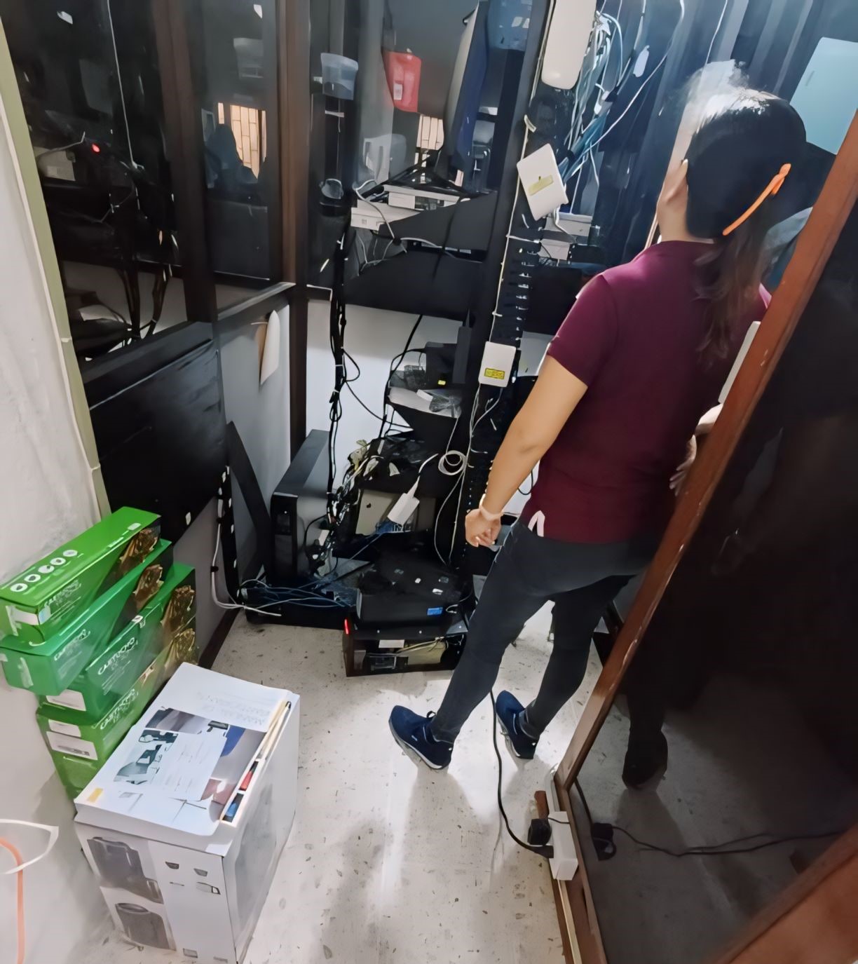 mujeres comiendo pizza